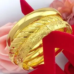 送戒指越南沙金手镯女款宽版加重久不掉色光面黄金色镯子仿真首饰