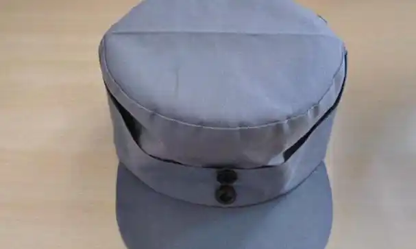 两枚纽扣,形成一个"8"字,如同军人的坚定信念,牢牢地联结在帽子上.