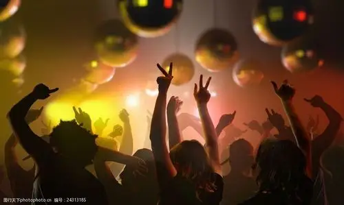 一起欢乐的青年男女