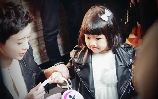 秒杀王诗龄 这些女孩背几十万小包包 8岁坐拥12.61亿