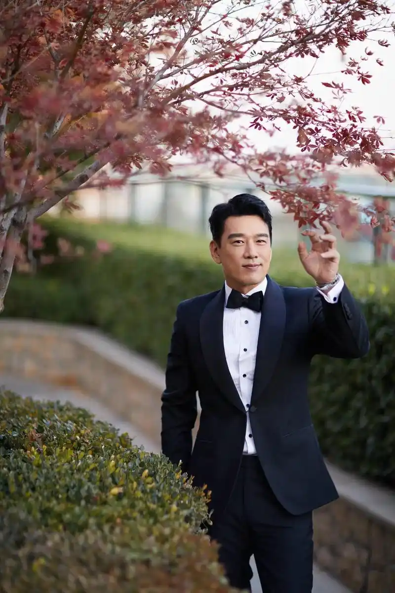 回顾王耀庆:因懒得搬家娶了房东女儿,婚后生两子,生活幸福美满