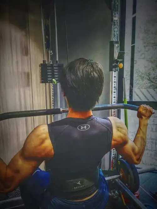 从担心练出的块状肌肉对自己舞蹈风格产生影响, 再到如今在自己身体