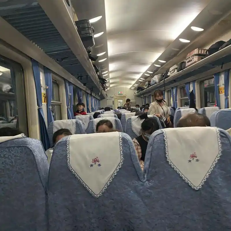 坐一晚上的火车硬座是什么体验 五一假期 机票非常非常贵 贫民窟女孩