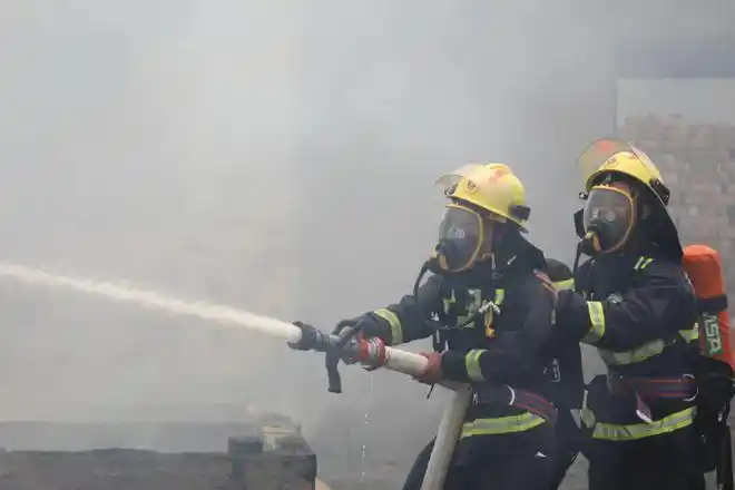 民房突发火情驻训官兵与消防员协力灭火