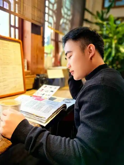 个人简介:梁辰铭老师是一位非常出色的美容护肤专家,他在美容行业拥有