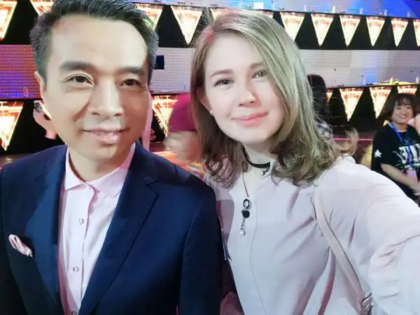 任丹妮与主持人康震(左)在录制现场合影