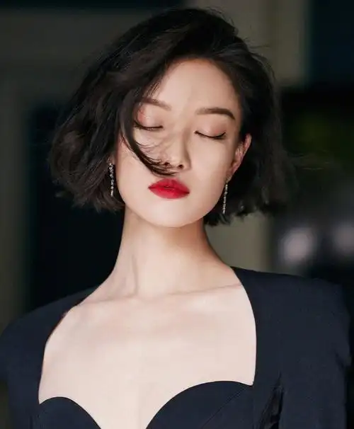 倪妮今日份活动造型图,黑色紧身宫廷礼服 红唇短发锁骨!美到窒