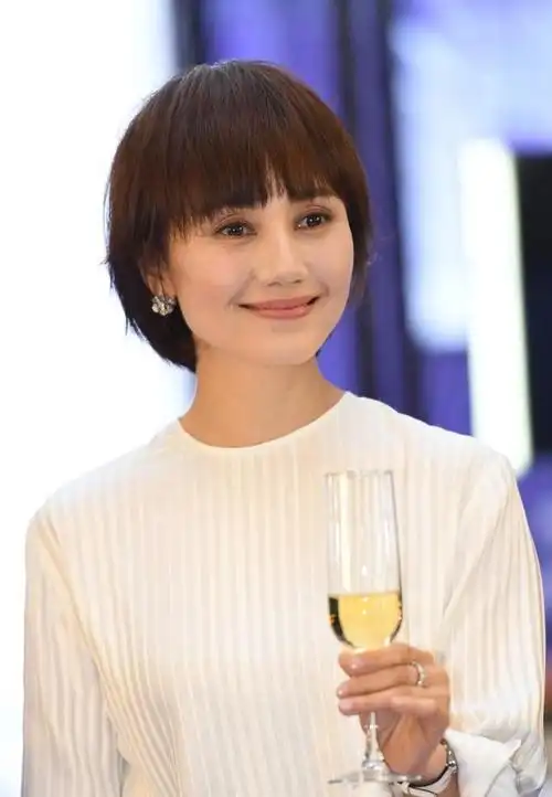 短发女明星照片(短发女明星照片大全)-天晟网