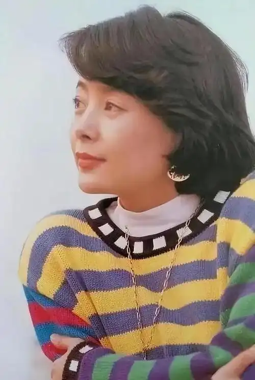 她的职业生涯和个人生活经历了一系列曲折,张瑜是一个著名的演员.