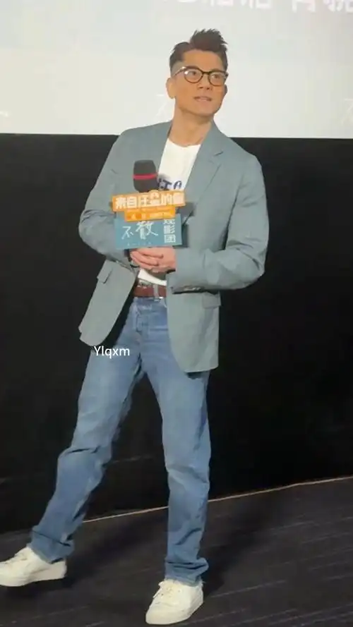 郭富城 蓝色西装牛仔裤造型亮相#电影来自汪星的你 北京首映礼 58岁