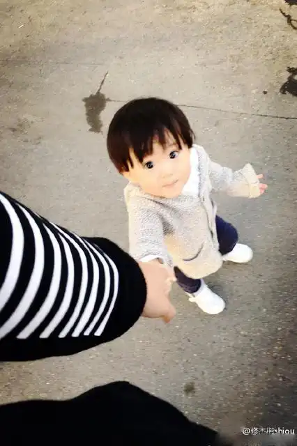 修杰楷出门"晒儿子" 小咘咘剪短发变小帅哥