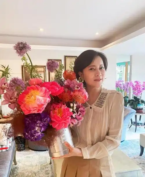 宋妍霏妈妈真气质穿亮片衣配镭射裤堪比明星身材比女儿还有料