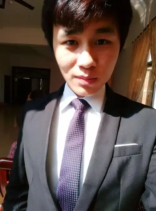 请问我这种大饼脸比较适合什么样的发型?