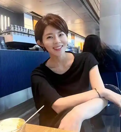 女人过了45岁,劝你试试这5款发型,时髦洋气显年轻