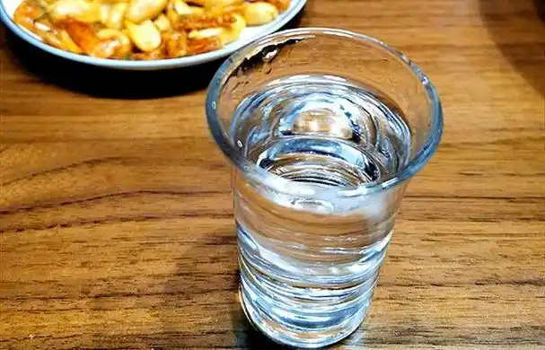 酒杂谈喝酒时一杯白酒对应一瓶啤酒这样喝公平吗