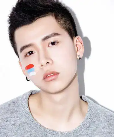 00后小鲜肉帅哥喜欢什么发型2018最新发型图片