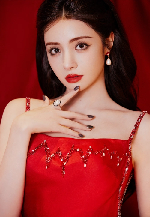 新疆美女千千万,娱乐圈最美的九位新疆女星,谁才是你心中的颜霸