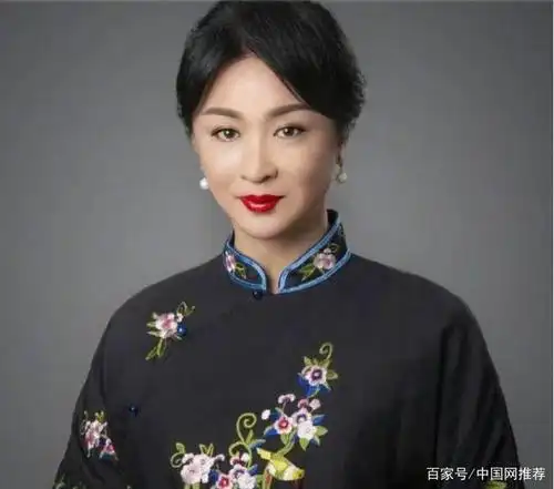 但多数人有所不知的是,在她变性前,曾在国外碰到了当时的妻子肯波琳.