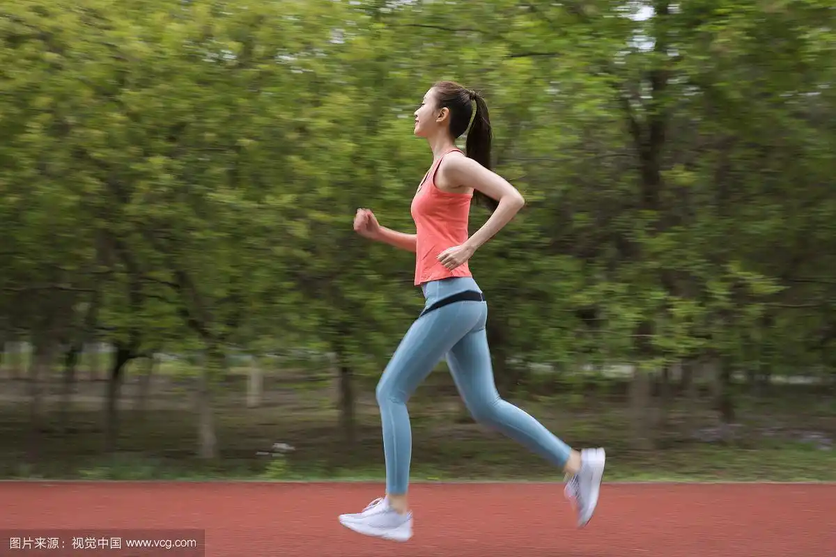 在公园里跑步的年轻女性