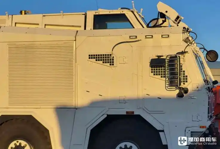 8x8太脱拉越野底盘,防护武装到牙齿,这样的警用水炮车见过吗?