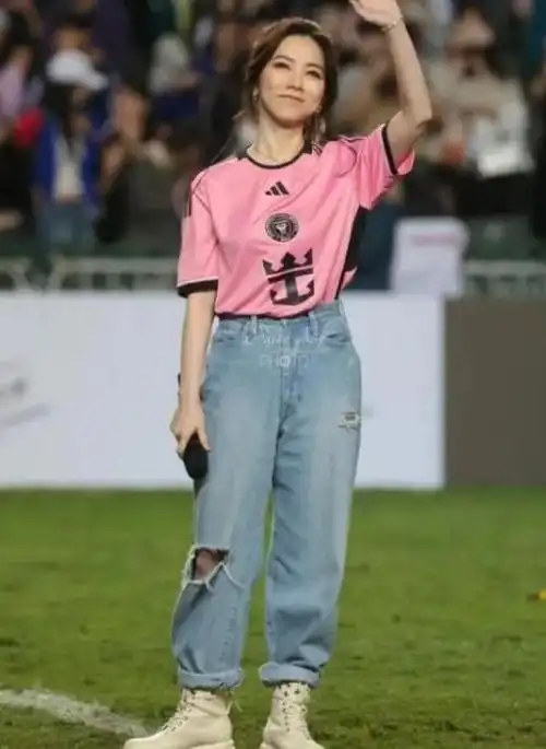 邓紫棋近照变化大!喇叭裤配厚鞋底似踩高跷,被指身高不足150