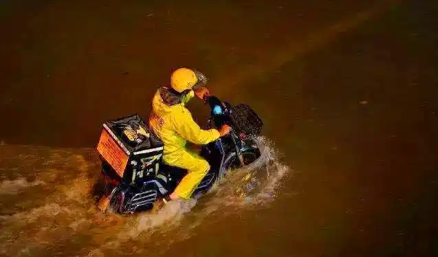 做了两年的90后外卖员突然辞职问其原因说期望输给了现实