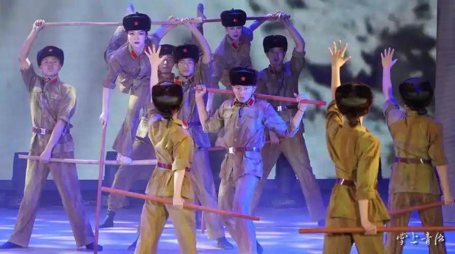 展现221基地初建史舞蹈《三顶帐篷》