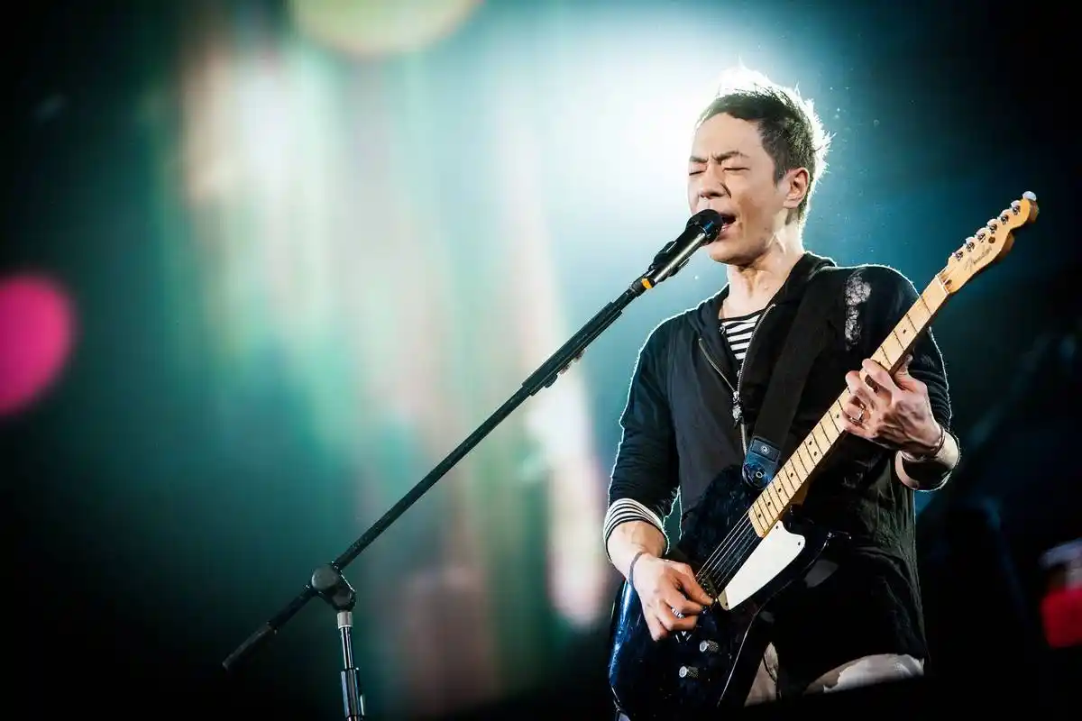 52岁朱茵现状曝光:住深山残屋,开97年旧车,活成了娱乐圈李子柒