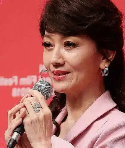 赵雅芝未修图满脸皱纹显老态不老女神也不得不服老了