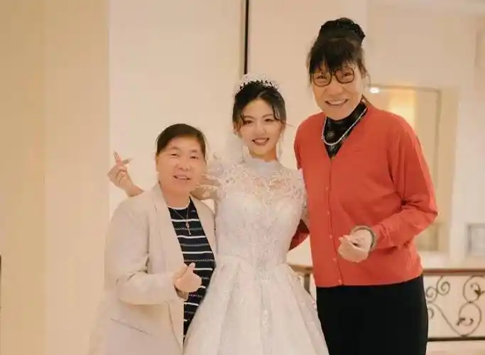 郑海霞出席男篮明星婚礼!