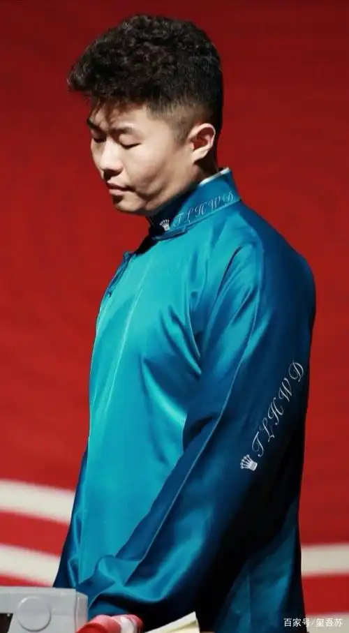 孟鹤堂周九良绸面靛蓝大褂