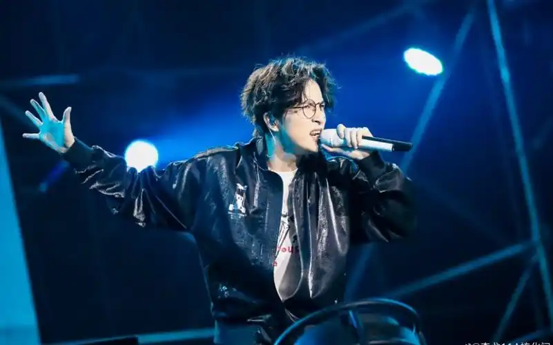 【南京咪豆音乐节】薛之谦在现场《意外》打倒话筒架,自己还偷笑