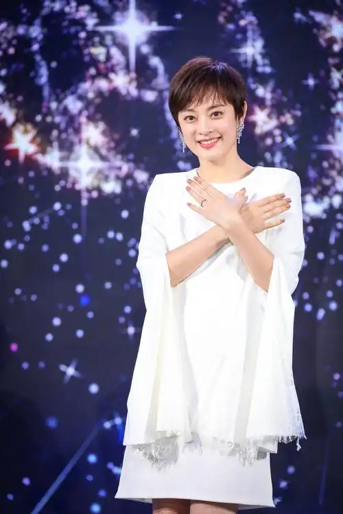 孙俪这回好高调,不仅穿白裙扮嫩还脚踩"两根针",确定有36岁?