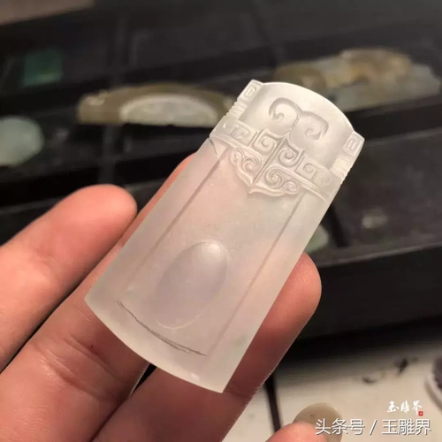 玉雕名家吴秋强翡翠仿古:简约清秀,古色古韵