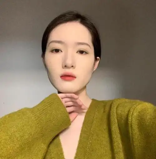 菱形脸女生也常常会为此感到苦恼委屈,脸型长相是硬性