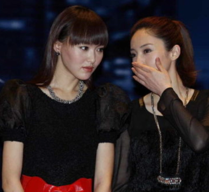 董璇和戚薇都是娱乐圈的当红女星,颜值和名气不相上下.