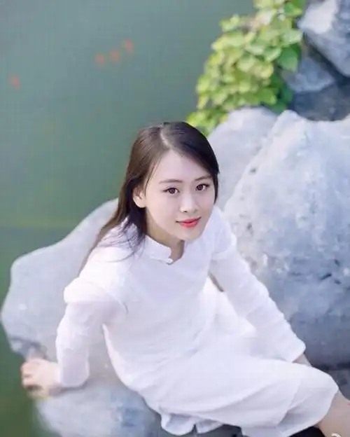 中央音乐学院校花潘杭苇 秀古典美