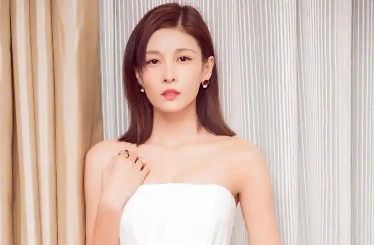 "中国腿精"张蓝心暴露"真实腿长"胸以下全是腿