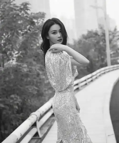 张馨予银色长裙高跟细腰宽臀造型完美