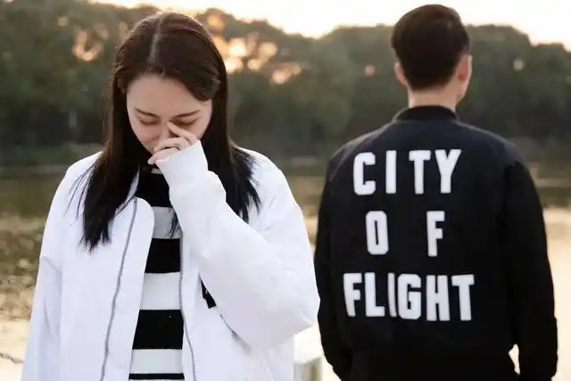 被恋人甩后,十二星座分别会做些什么?射手借酒浇愁