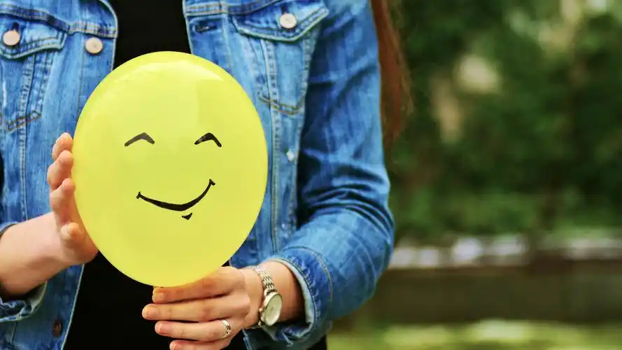 2560x1440 qhd高清黄色的气球,笑脸,手 壁纸, 图片