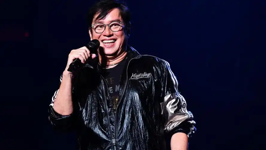 69岁谭咏麟再唱《讲不出再见》,上万歌迷淋雨合唱,校长感动落泪