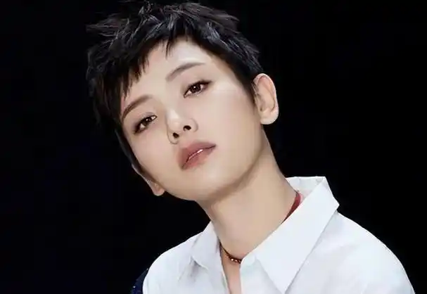 在她和某人恋情曝光之前,她的名字确实没多少人知道.