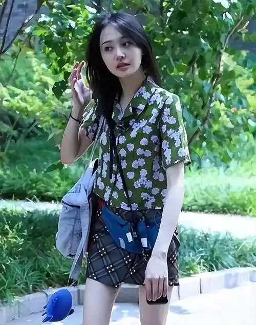 有种"整容"叫郑爽退圈,被封杀两年后,她发胖秃顶像换了一个人