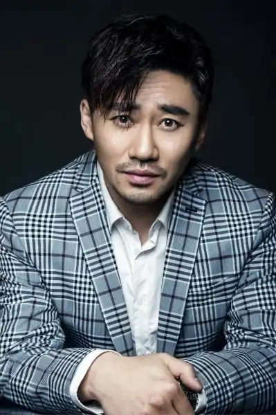 演员徐亮整装出发 儒雅写真猛戳少女心