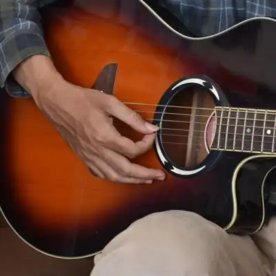 弹吉他的文艺范真人欧美男生不露脸高清唯美头像图片