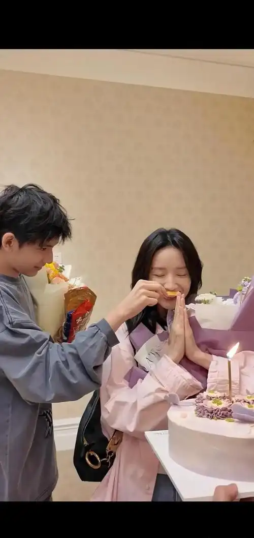 董洁44岁生日vlog15岁儿子顶顶露脸高鼻梁帅过潘粤明