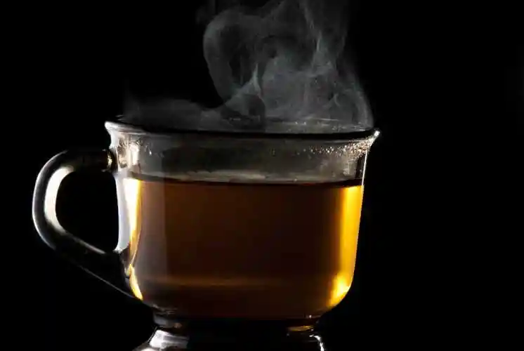 黑色背景下一杯热茶