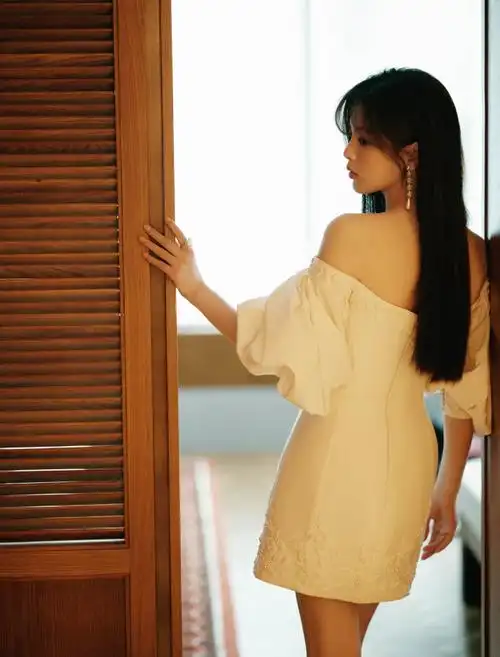 杨超越穿白色抹胸裙清纯可人 身姿曼妙美腿修长吸睛-易天影视公司