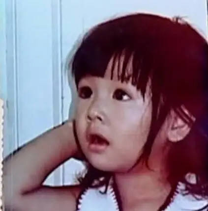 今天中午,一组林心如的童年萌照曝光,跟如今笑容甜美的样子不同,儿时